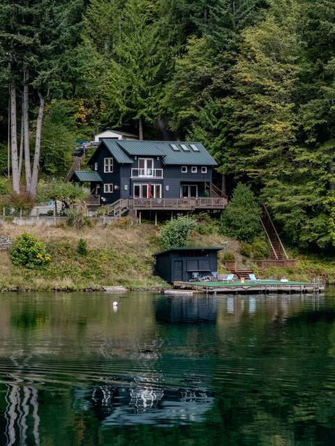 Emerald Haven: lakeside family paradise, kayaks