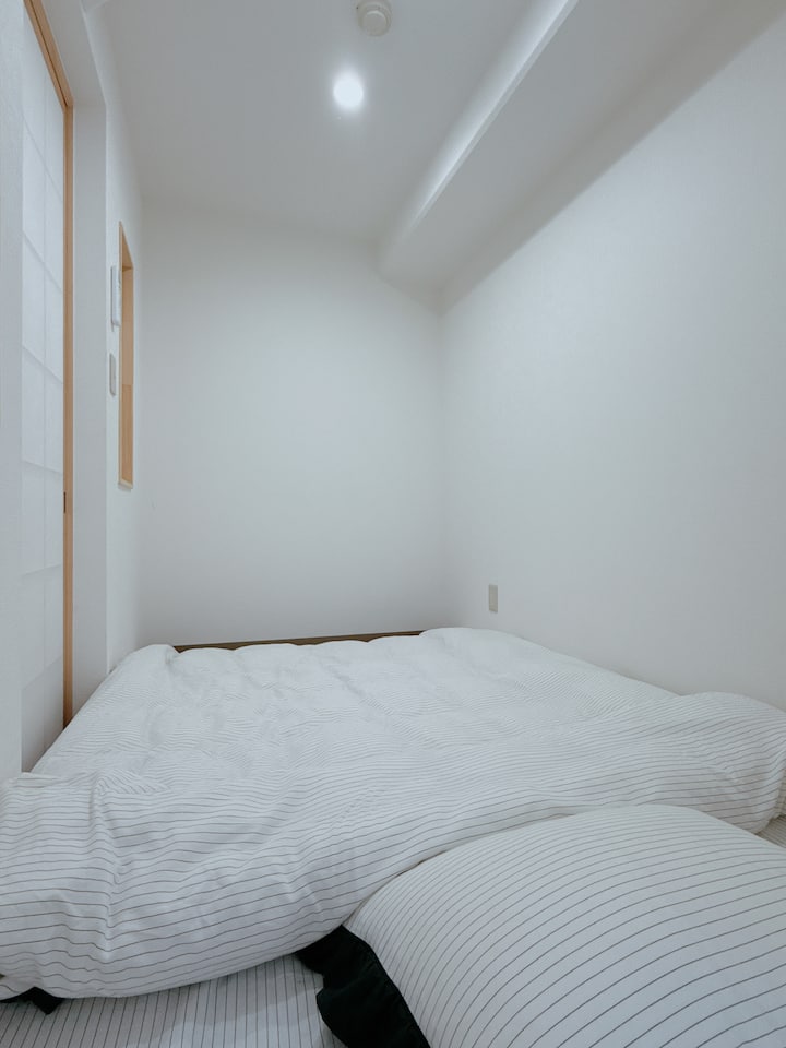 The house has a 1.5m x 2m double bed, five-star hotel quality bedding, air-conditioning, wardrobe and other necessities.Pleasant decoration, ensuring a good night's sleep.