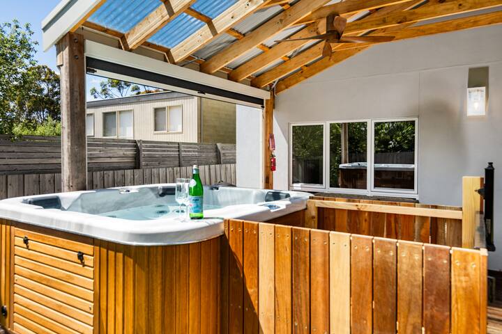 The Shady Tree with Hot Tub! gallery image 2