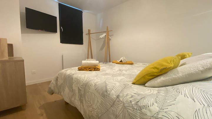 ห้องนอนอยู่ที่ชั้นล่าง มีเตียงคู่ขนาด 160X200 ทีวี และม่านบังแสง มีผ้าปูที่นอนและผ้าเช็ดตัวให้ 