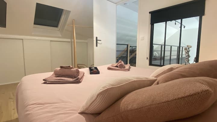 ห้องนอนชั้นบนมีเตียงคู่ขนาด 160X200 ทีวีและมู่ลี่นรูเล็ตไฟฟ้า มีผ้าปูที่นอนให้ 