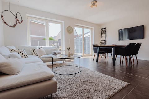 Central. Stylish. Toni House with plenty of space!