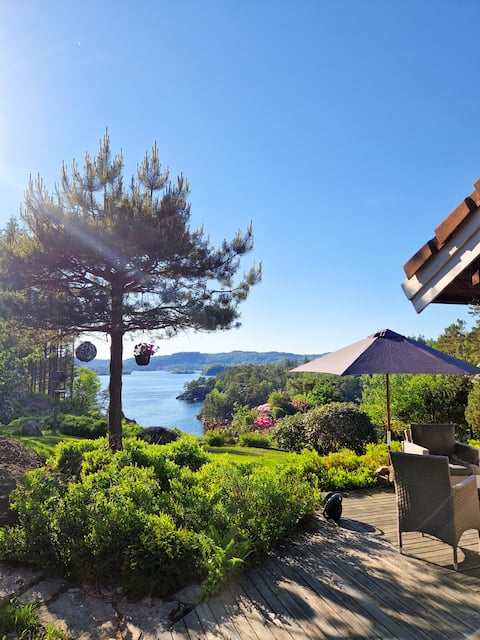 Cabin with sea view - large terrace and great garden!