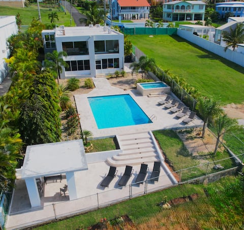 Oceanfront w/ pool, hot tub, covered viewing patio