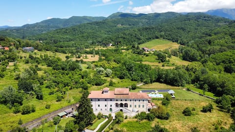 Antique restored Villa with garden & pool for 13+p