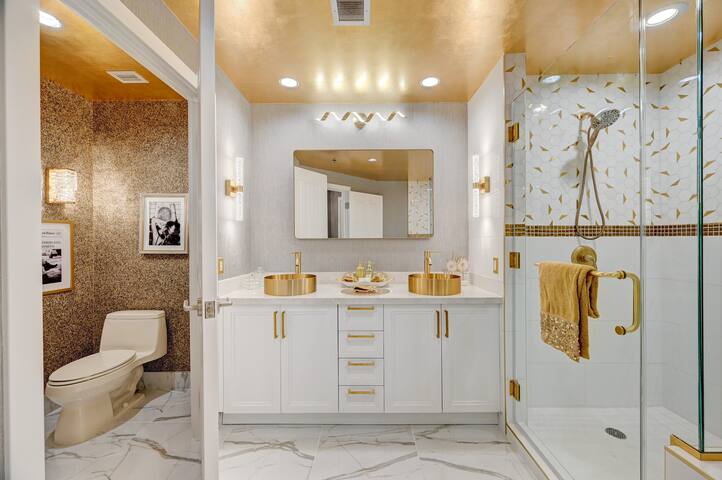 Luxurious 34th Floor Penthouse on LV Strip! gallery image 3