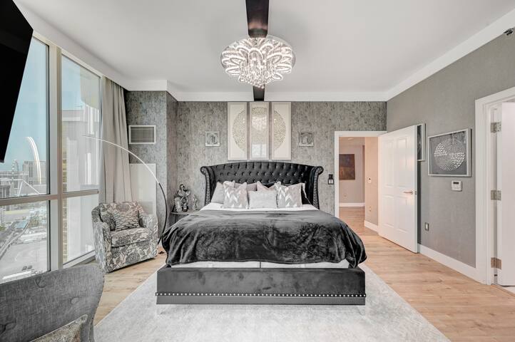 Luxurious 34th Floor Penthouse on LV Strip! gallery image 2