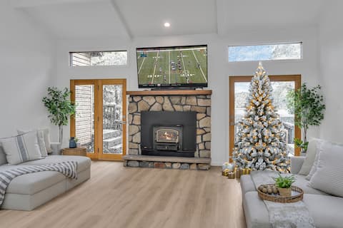 Modern Luxury Lakehouse w/Private Lakefront View