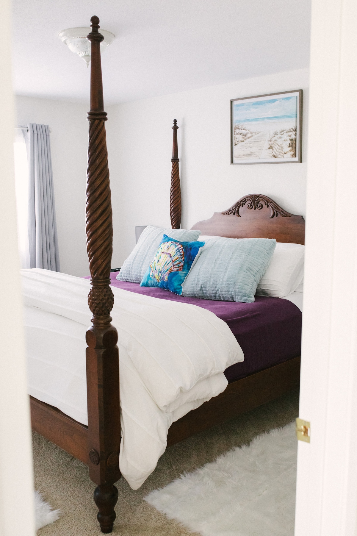 جناح رئيسي مع من الباب إلى الحمام وخزانات كاملة الحجم. خزانات الملابس والطاولات الطرفية مع منافذ الشحن