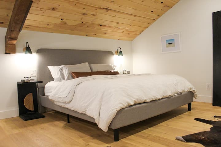 Plišani bračni krevet središnji je dio potkrovlja koji obećava ugodne noći i opuštanje. Meka posteljina, topla rasvjeta i rustikalni detalji stvaraju spokojnu i ugodnu atmosferu.”