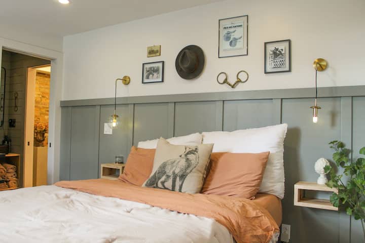 Krevet je ukrašen mekanom posteljinom i jastucima, ispod zida galerije s komadima inspiriranim starinama, dodajući karakter i regionalnu povijest prostoriji. Ova se soba nalazi na prvom katu.