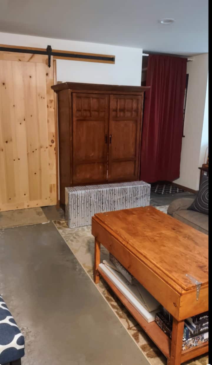  أغطية إضافية للفراش والبياضات الموجودة في خزانة خشبية.