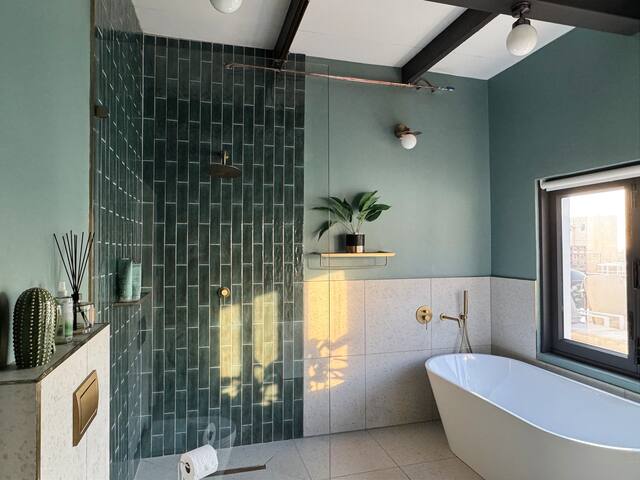 Amazing penthouse – private pool & stunning views gallery image 5