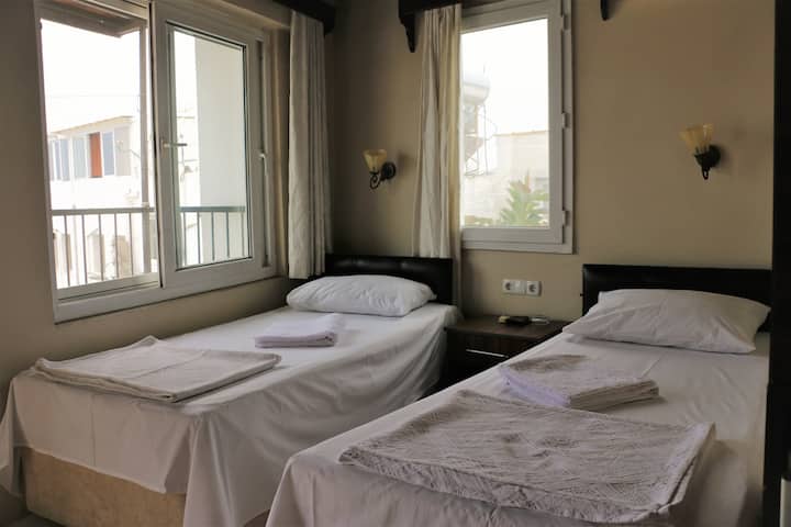 ŞEhir Merkezinde 2 Yataklı  Oda - Bodrum