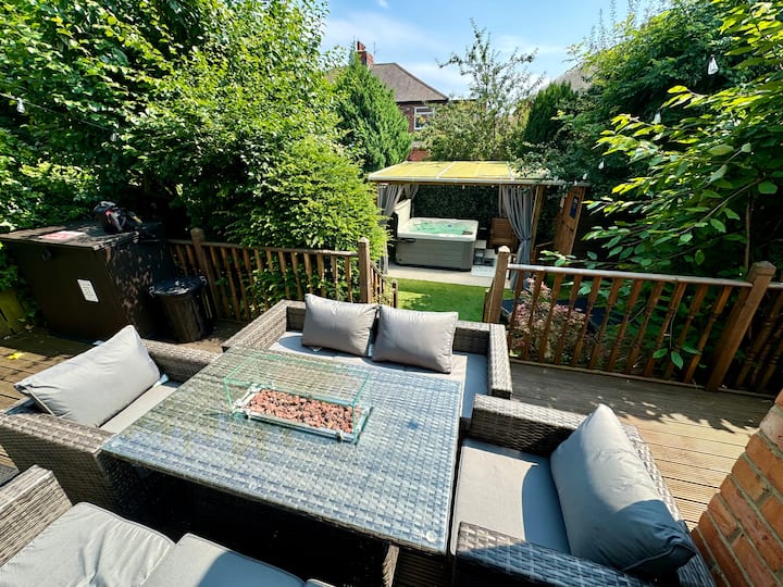 Hot Tub House · Fire Pit · Free Parking · Sleeps 8