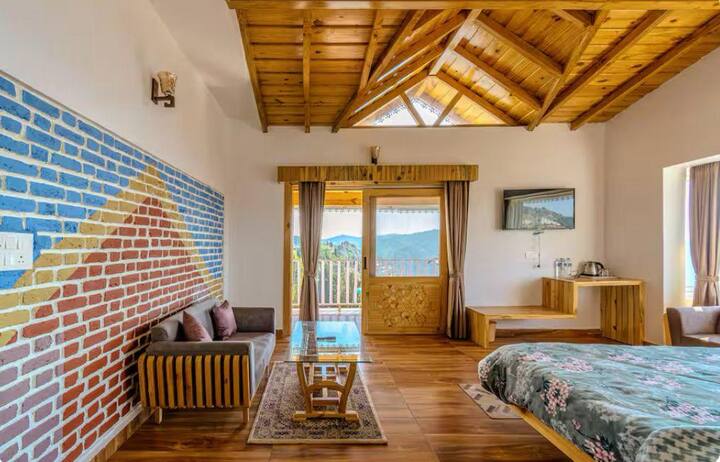 Целосно дрвена соба со брачен кревет (широк 150-179 см), странични маси, меки светилки, телевизор и приватна бања. Уживајте во погледот кон долината од балкон со стаклени ѕидови. Целосните стаклени врати го внесуваат изгрејсонцето. Вклучува поставување кафе/чај. Удобно сместување со селски шарм и модерни удобности.