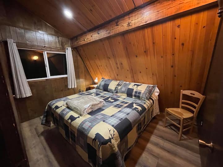 Spálňa na treťom poschodí s manželskou posteľou veľkosti King
