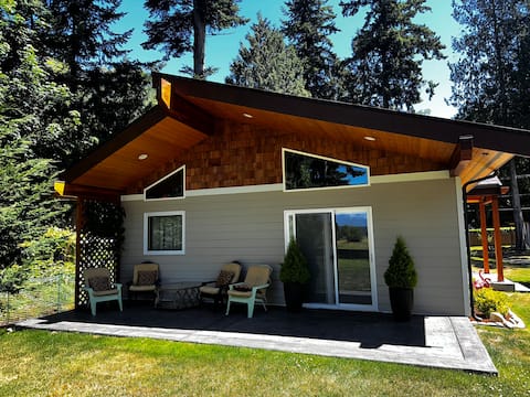 Cozy waterfront Guest House with spa in  Hansville