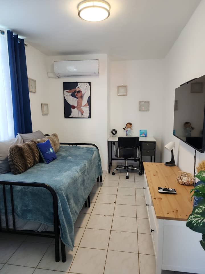 DORMITORIO #4: puede ser un dormitorio o una habitación FAMILIAR con un cómodo sofá cama con 2 camas individuales o 1 cama tamaño KING. Estación de trabajo y pantalla de TV.