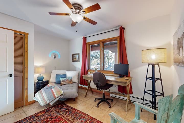 ห้องนอนที่ 4 เป็นพื้นที่สำนักงานส่วนตัว  ฟูกนอนสามารถทำเป็นเตียงเดี่ยวได้ตามคำขอ  โปรดทราบว่าเตียงนี้สะดวกสบายที่สุดสำหรับเด็กหรือผู้ใหญ่ขนาดเล็ก