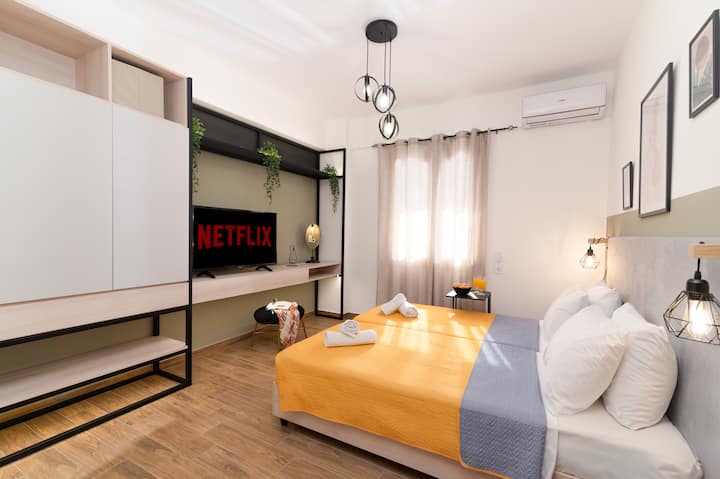 The first room offers air conditioning, a TV with Netflix and satellite channels, and a window overlooking the garden. The versatile double bed easily converts into two singles. Enjoy strong Wi-Fi and a warm, welcoming atmosphere for a restful stay.