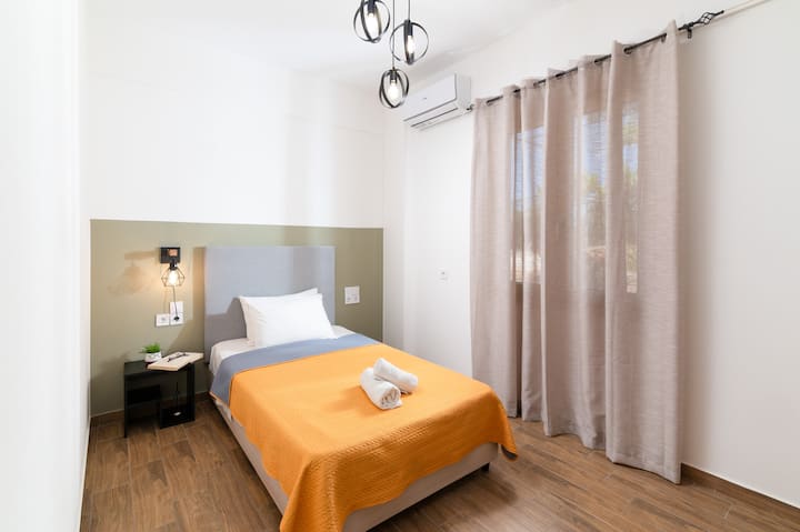 The third room features only a bed, window with natural light, wardrobe, TV with Netflix, air conditioning, and strong internet. Located next to the main bathroom for easy access. Ideal for rest and relaxation.