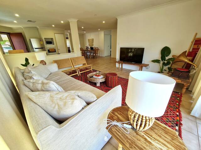 Charming 4BR Picket Fenced House gallery image 5