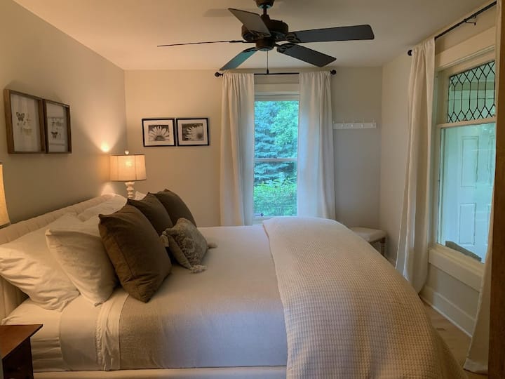 يتميز السرير بمقاس كبير مرتبة دريم كلاود ميموري فوم.