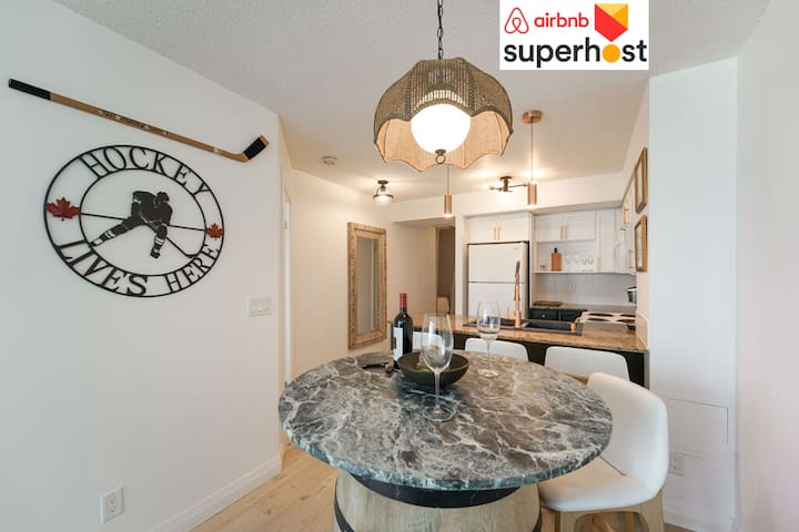 Canadiana Downtown Condo w/King Bed + Free Parking