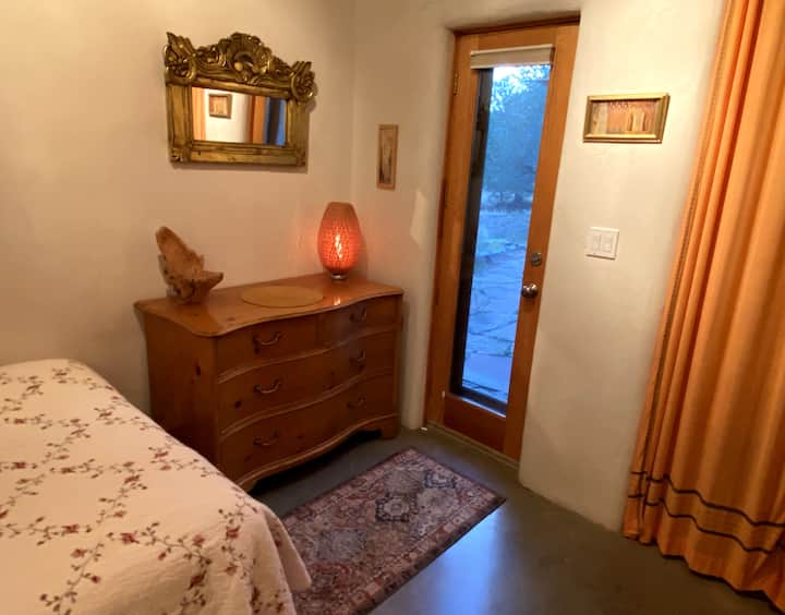 La deuxième chambre est très confortable et a de beaux détails.