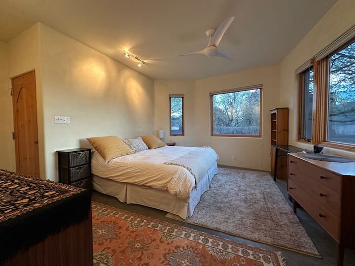 La belle vallée et la vue sur la cour/les arbres par les fenêtres de la chambre principale sont exceptionnelles au coucher du soleil. Le chauffage par le sol radiant, les meubles en bois et en acier, la literie et les tapis de qualité rendent la suite de la chambre des maîtres très confortable. 