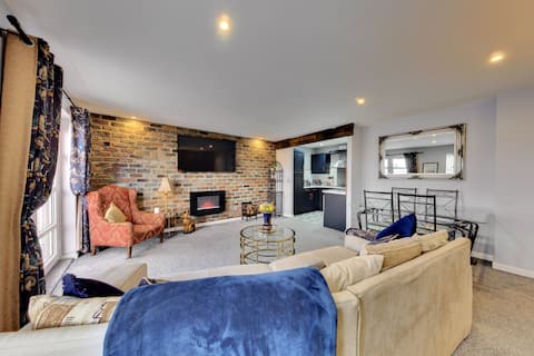 Stylish city flat with parking