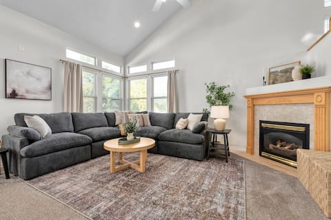 New! | Hot Tub | Sleeps 9 | Craft Zone