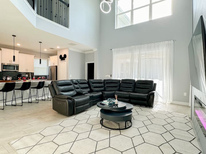 Ამ ღია კონცეფციის სივრცეში დაგხვდებათ სამზარეულო, მისაღები ოთახი და სასადილო სივრცე. Ჩვენი სამზარეულო სრულად აღჭურვილია. Მისაღებ ოთახში დაგხვდებათ ტელევიზორი, გასაშლელი დივანი და ჭერის ვენტილატორი. Აქვეა სასადილო სივრცე მაგიდით და სკამებით.       