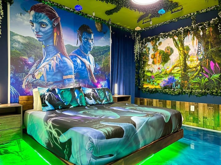 Ჩაუღრმავდით პანდორას ამ ავატარის შთაგონებულ აპარტამენტში! Წარმოდგენილია ბიოლუმინესცენტური ჭერი და იატაკი, სიმწვანის აყვავებული აქცენტები, თემატური კედლის ხელოვნება, დიდი საწოლი Na 'vi-ს თეთრეულით, ატმოსფერული LED განათება და სააბაზანო ჯადოსნური სტუმრობისთვის.           