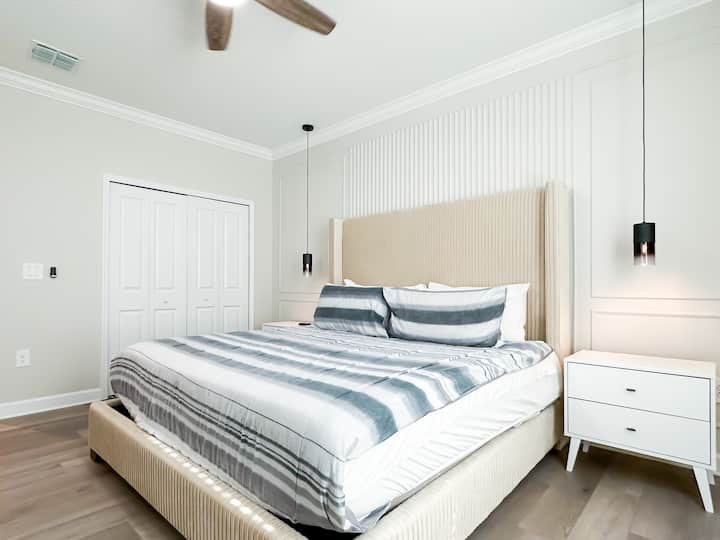 Დაისვენეთ და განიტვირთეთ ამ მყუდრო და მიმზიდველ საძინებელში, რომელიც განკუთვნილია მშვიდი ღამეებისა და მშვიდი დილისთვის. Რბილი თეთრეულით, თბილი განათებითა და სანაპირო ხიბლით შესანიშნავი ადგილია პარკებში ხანგრძლივი დღის შემდეგ სტუმრობისას დასატენად.  