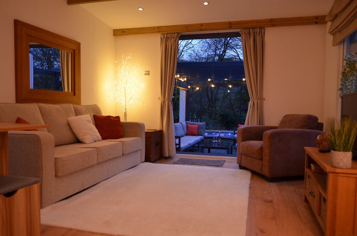 Top performing Airbnb: ‘Enchanted’ - secluded chalet with hot tub in New Forest