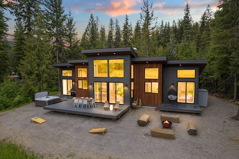 Luby Lodge - Modern Luxury Home with a Hot Tub