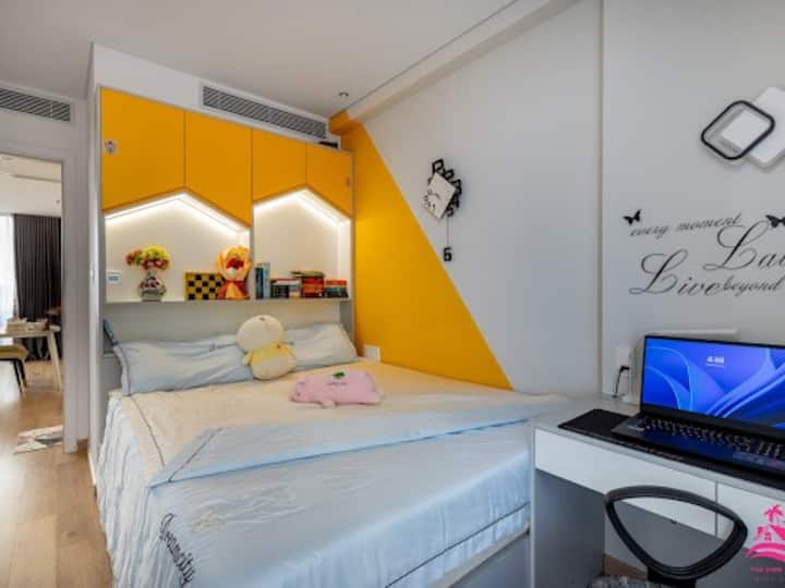 Queen size bed, stuffed animals, chess game for kids. Novels, books for relaxing 
Wardrobe include additional blanket, towel, net etc...
