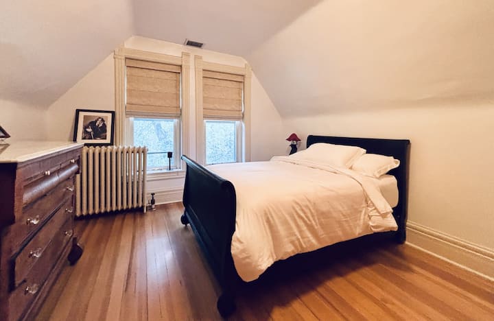 Cama tamaño queen con vistas al área de la piscina