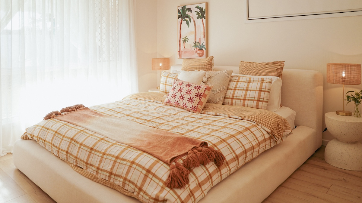 เตียงคิงไซส์หรูหราพร้อมที่นอนคุณภาพสบายเป็นพิเศษและมีหมอนให้เลือกหลายแบบ ห้องพักปรับอากาศพร้อมห้องน้ำในตัวและเสื้อคลุมเดินได้ 