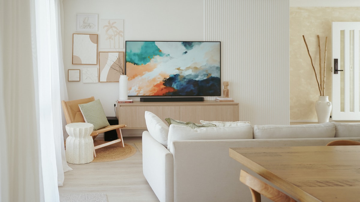 ทีวีซัมซุงขนาด 80 นิ้วพร้อมแอปสตรีมมิ่งทั้งหมดและซาวด์บาร์ระดับพรีเมียม มีของเล่นเด็กมากมายที่เก็บไว้ใต้ทีวี 