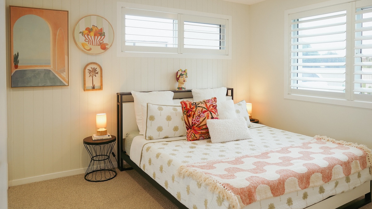 ห้องนอน 2 ต้อนรับคุณด้วยเตียงคิงไซส์บนก้อนเมฆเช่นที่นอนเมมโมรี่โฟมผ้าปูที่นอนสุดหรูหมอนเพียงพอจุดจ่ายไฟที่แต่ละด้านของเตียงเพื่อความสะดวกในการชาร์จไฟกระจกจากพื้นจรดเพดานพัดลมและบานประตูหน้าต่างไร่