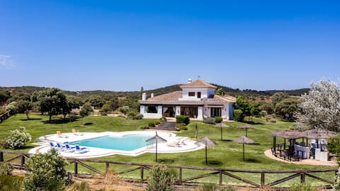 20 minutes from Málaga | 100-acre Stunning State!