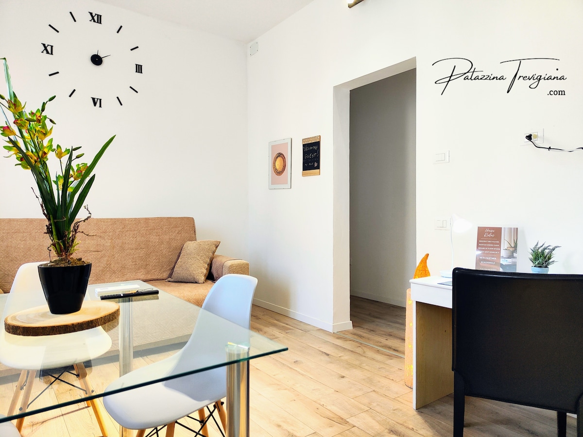 Sala de estar que consta de sofá cama, pequeño escritorio que se puede utilizar para trabajar inteligente y TV inteligente (Netflix, video Prime, Youtube)