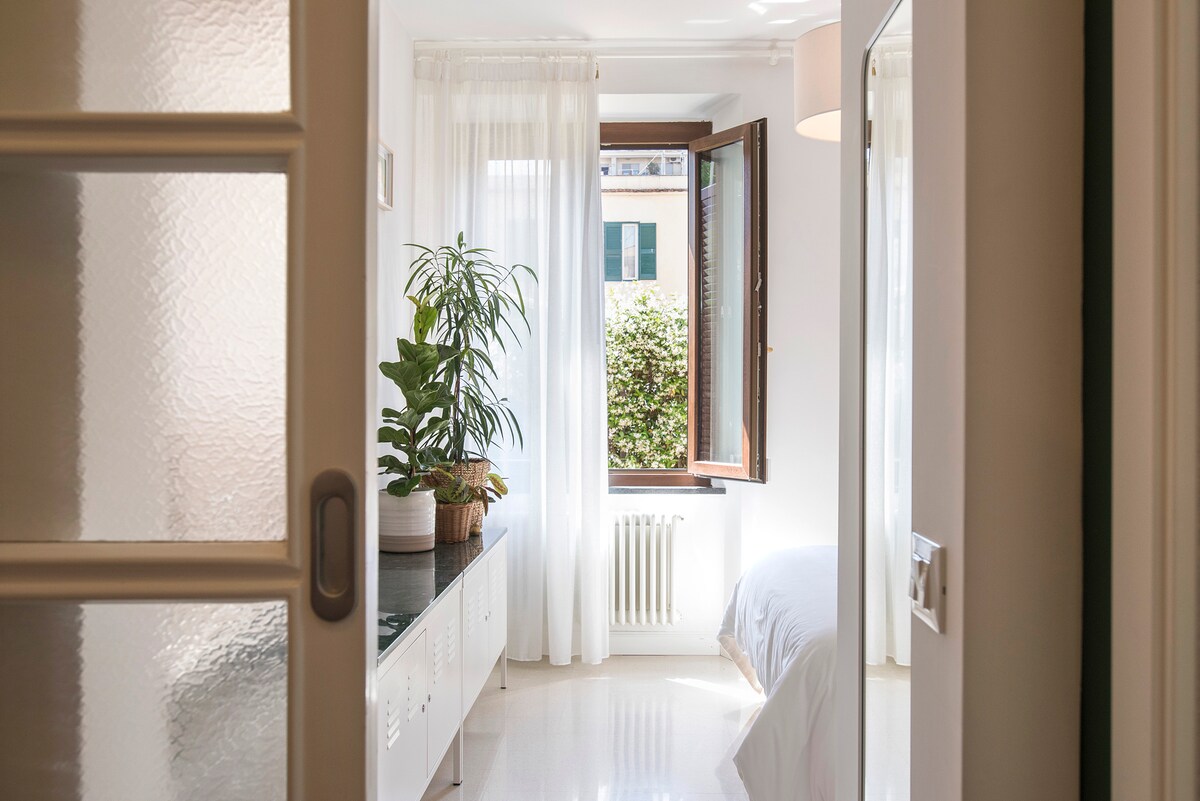 หน้าต่างในห้องนอนมีวิวสวยๆที่ลานหน้าบ้าน ต้นไม้บางชนิดจะทำให้คุณรู้สึกสัมผัสกับธรรมชาติแม้จะอยู่ข้างใน