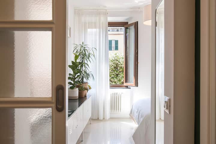 La fenêtre de la chambre à coucher offre une belle vue sur la cour d'entrée. Certaines plantes vous permettront de vous sentir en contact avec la nature, même à l'intérieur.