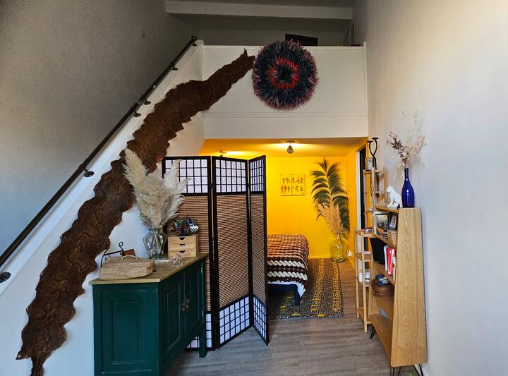 Habitación principal
 Colchón sobre somier en el suelo 140/200 en el altillo.