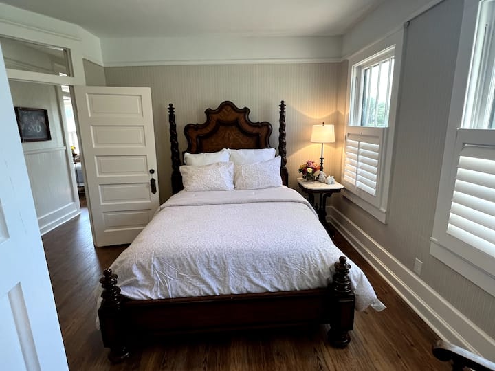 ห้องนอน #3 ตั้งอยู่ชั้นบนเตียงควีนไซส์