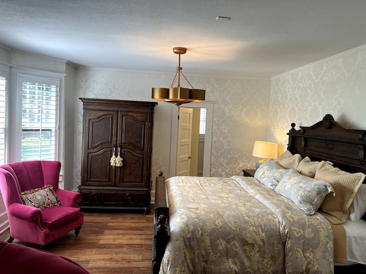 ห้องนอน #1 มีขั้นบันได 2 ขั้นตั้งอยู่ที่ชั้นแรก เตียงคิงไซส์พร้อมห้องน้ำส่วนตัวในตัว อ่างล้างมือโถสุขภัณฑ์และที่อาบน้ำฝักบัวแบบวอล์คอินขนาดใหญ่พิเศษตู้เสื้อผ้าขนาดใหญ่